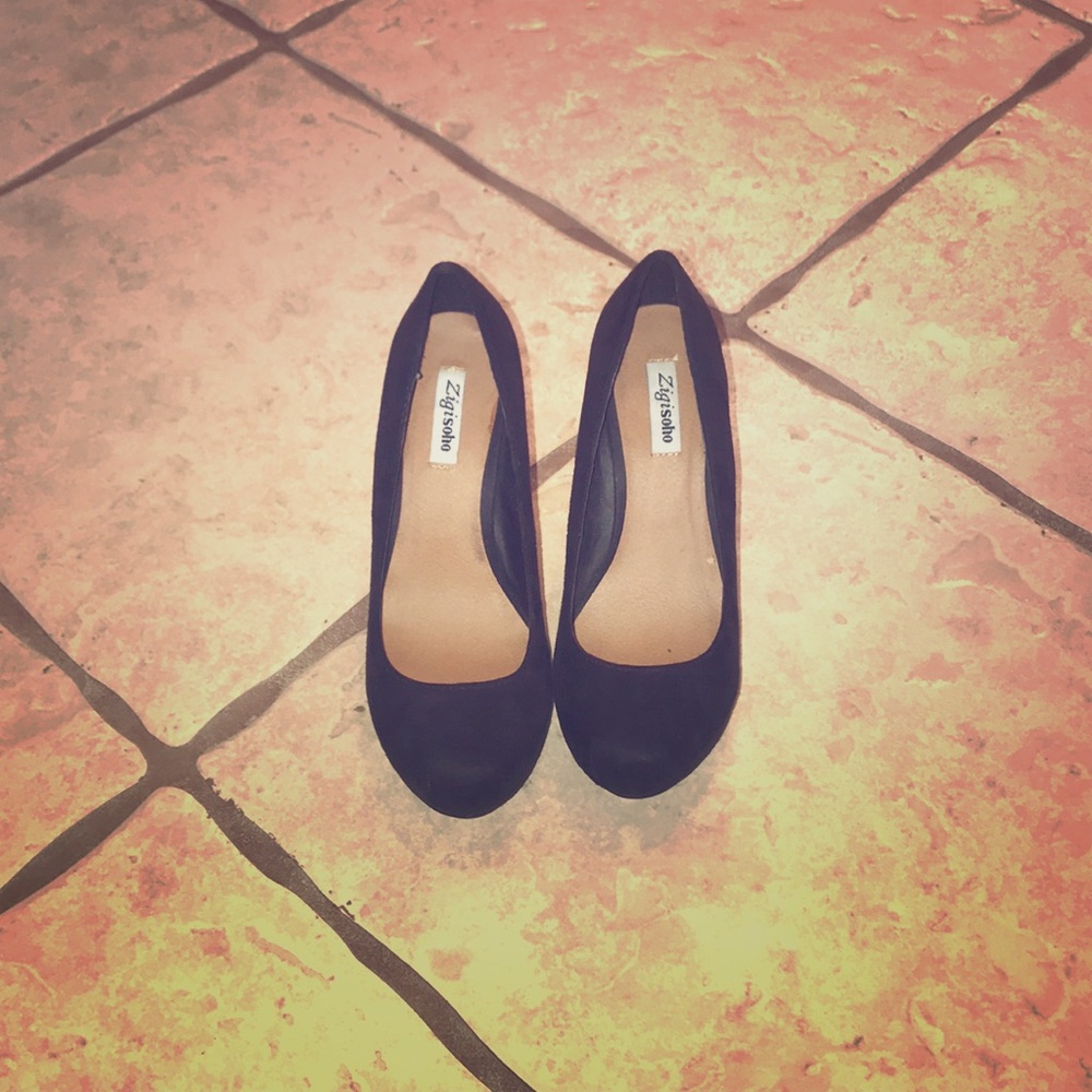 Like New Zigi Soho Black Suede Wedges - Size 8